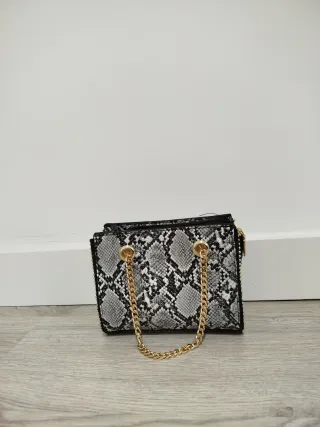 Bolso serpiente con cadena dorada