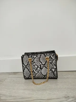 Bolso serpiente con cadena dorada