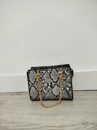 Bolso serpiente con cadena dorada