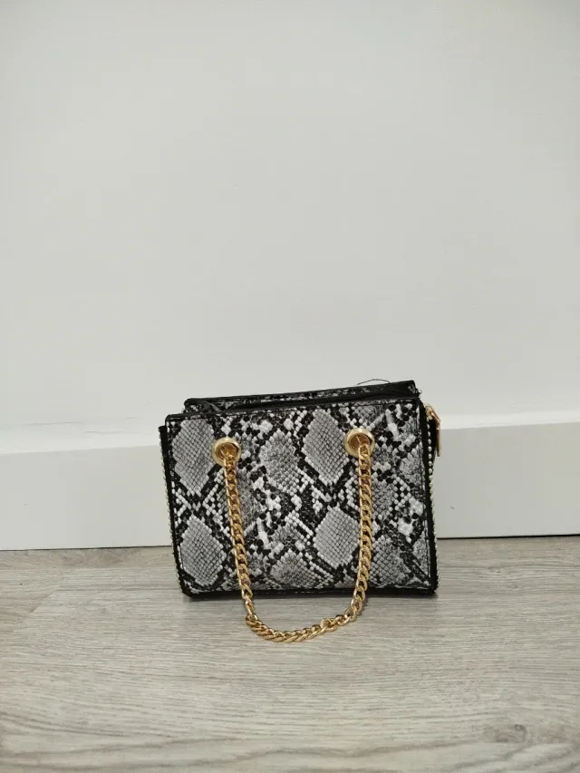 Bolso serpiente con cadena dorada