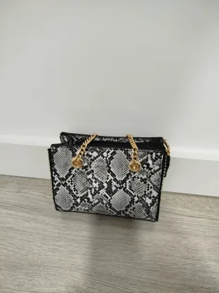 Bolso serpiente con cadena dorada