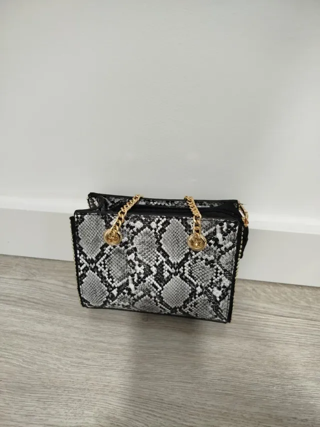 Bolso serpiente con cadena dorada