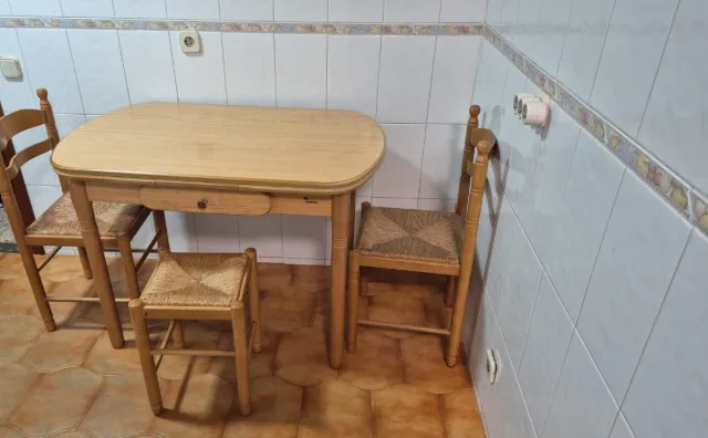 Mesa extensible + 2 sillas y taburete
