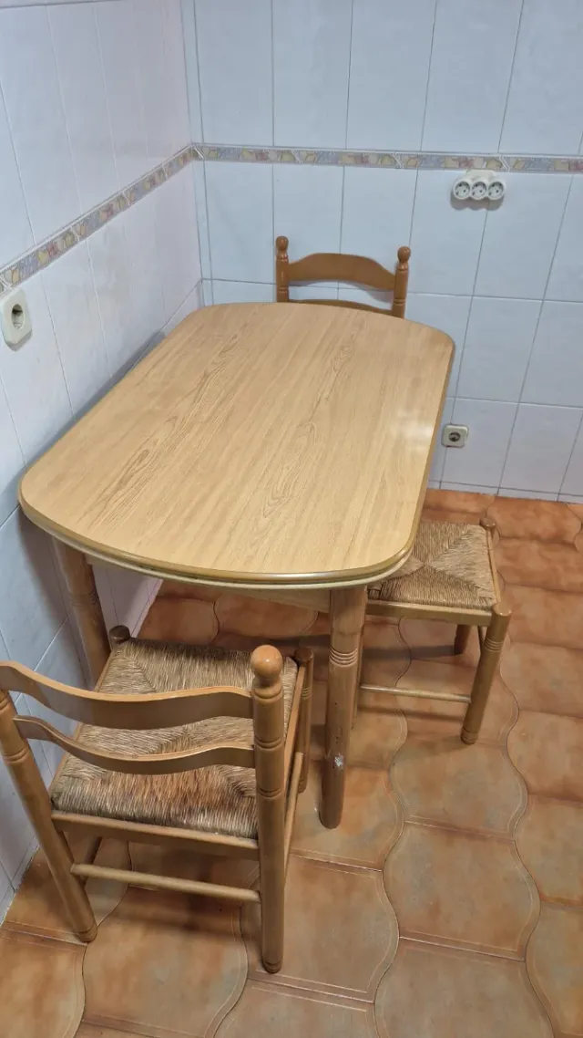 Mesa extensible + 2 sillas y taburete