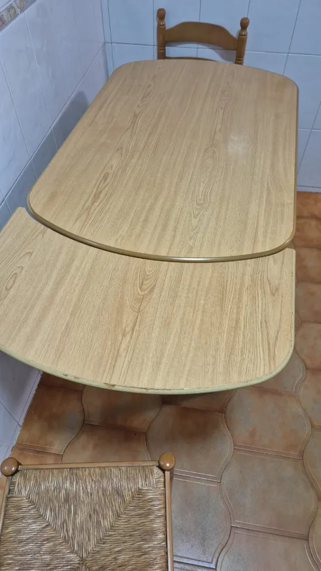 Mesa extensible + 2 sillas y taburete