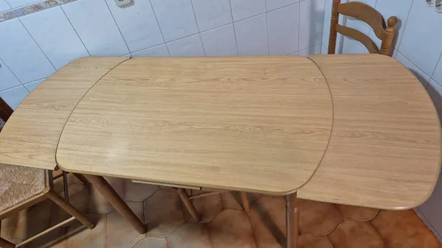 Mesa extensible + 2 sillas y taburete