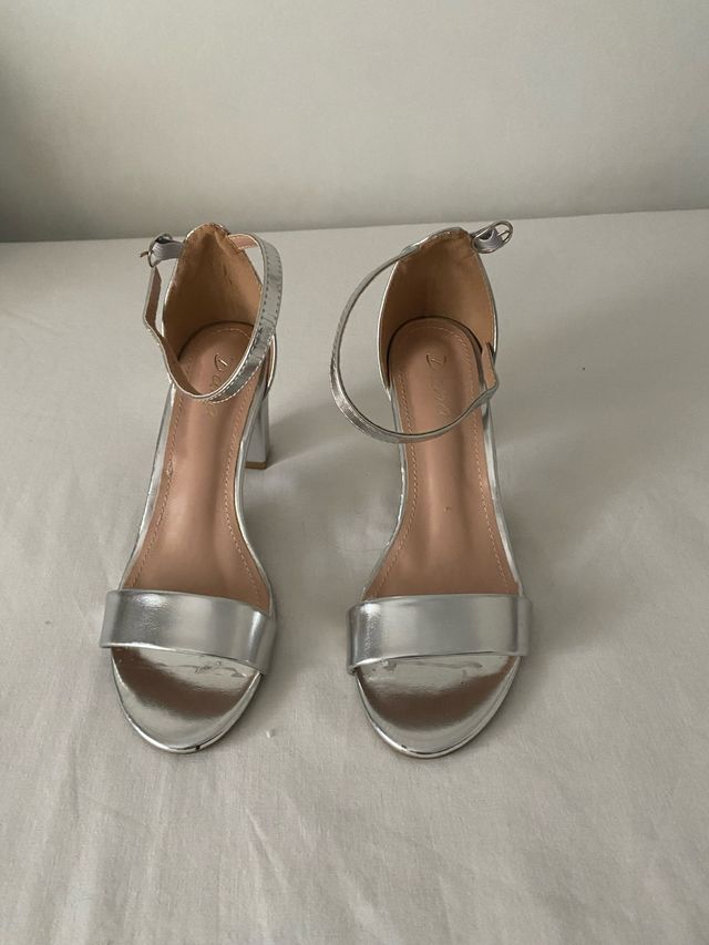 Zapatos de tacón plateados