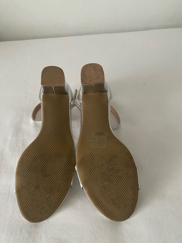 Zapatos de tacón plateados