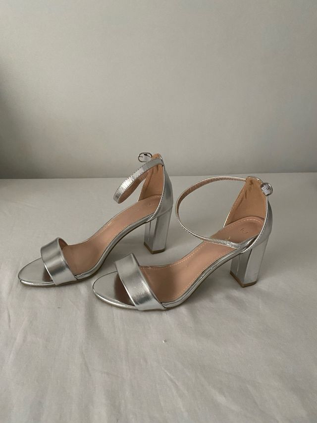 Zapatos de tacón plateados