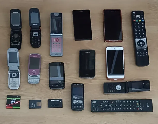 Vendo vari cellulari, telecomandi e batterie