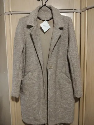 Abrigo beige con detalles plateados