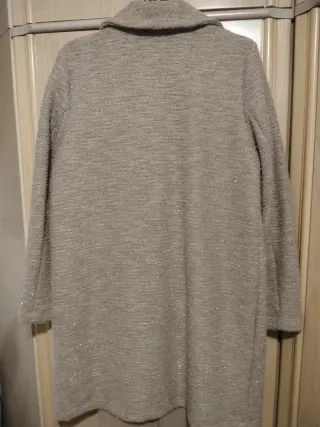 Abrigo beige con detalles plateados