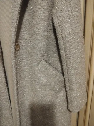 Abrigo beige con detalles plateados