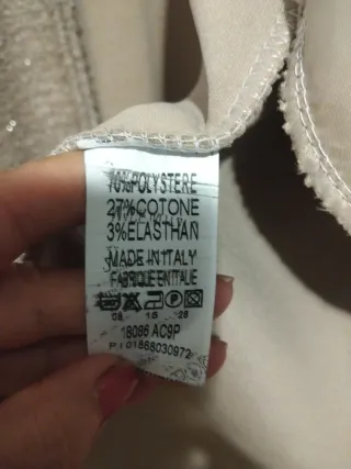 Abrigo beige con detalles plateados