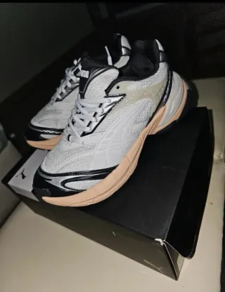 Zapatillas Puma Blancas y Negras