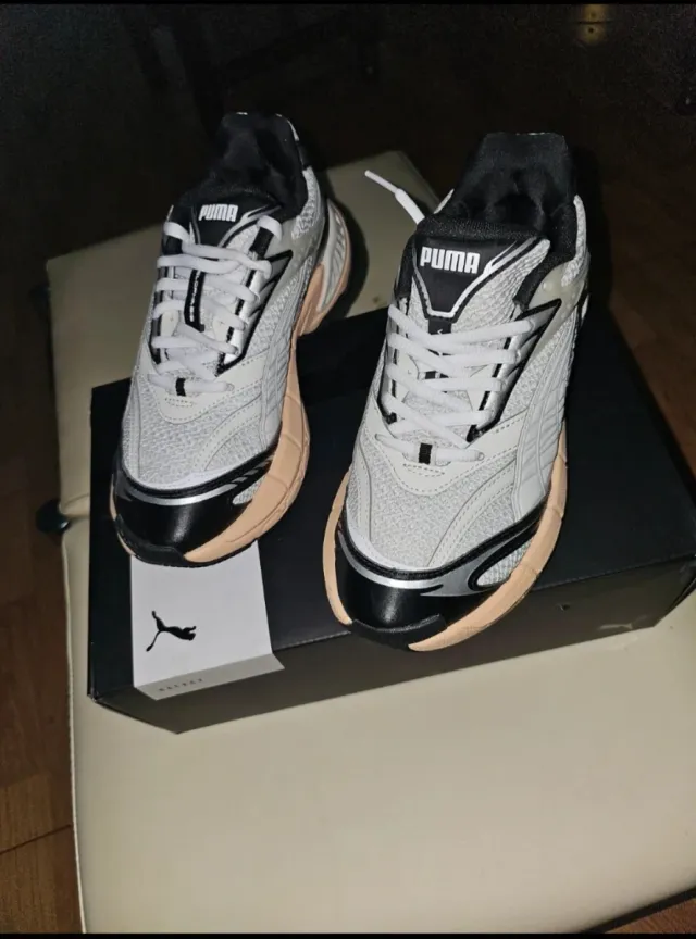 Zapatillas Puma Blancas y Negras