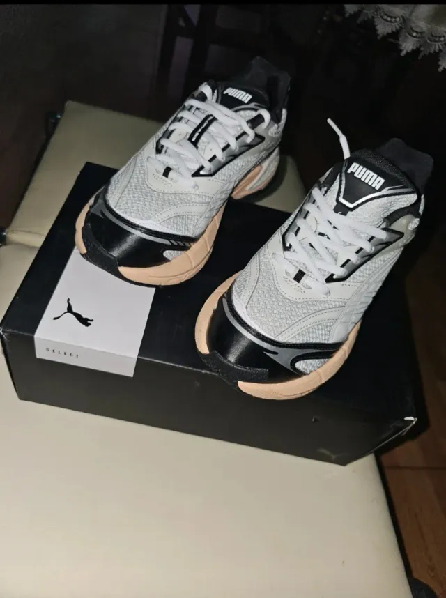 Zapatillas Puma Blancas y Negras