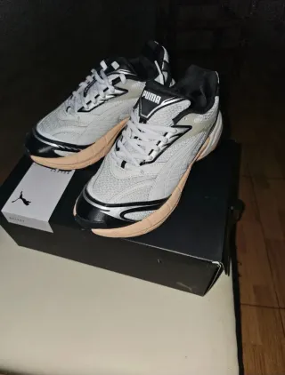 Zapatillas Puma Blancas y Negras