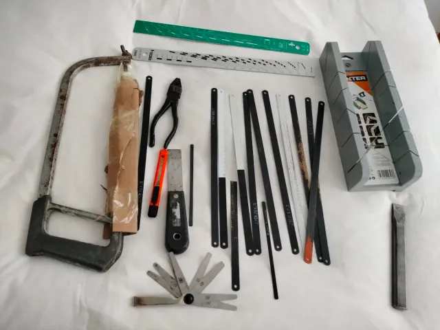 Lote herramientas: sierra, alicates, cúter