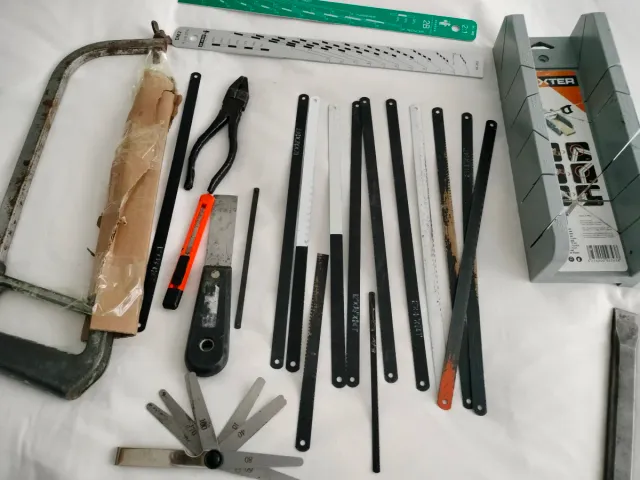 Lote herramientas: sierra, alicates, cúter