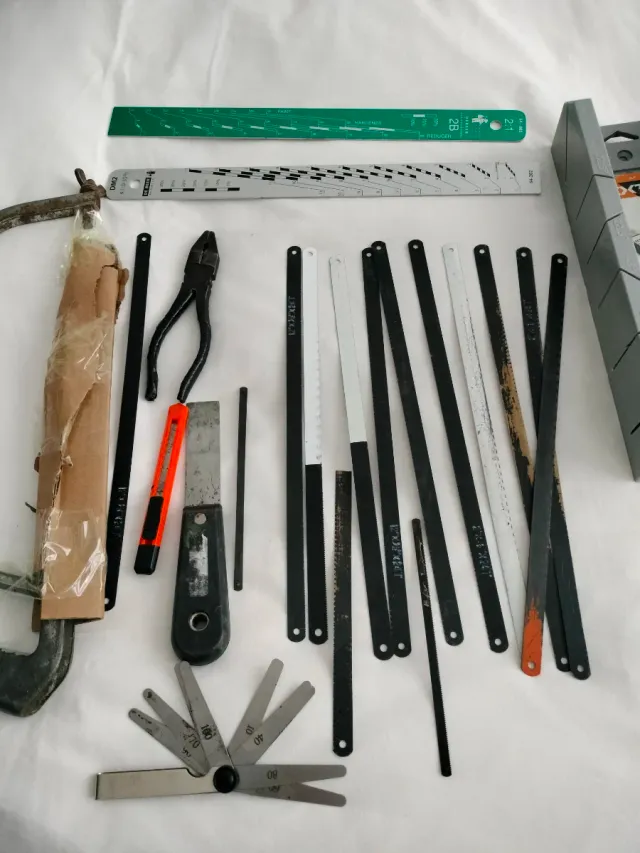 Lote herramientas: sierra, alicates, cúter