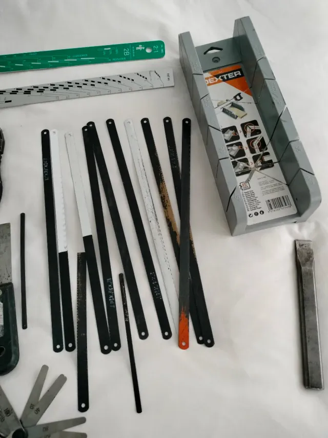Lote herramientas: sierra, alicates, cúter