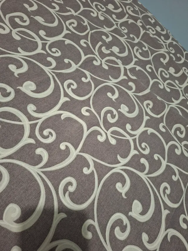 Paño de mesa gris con diseño floral blanco