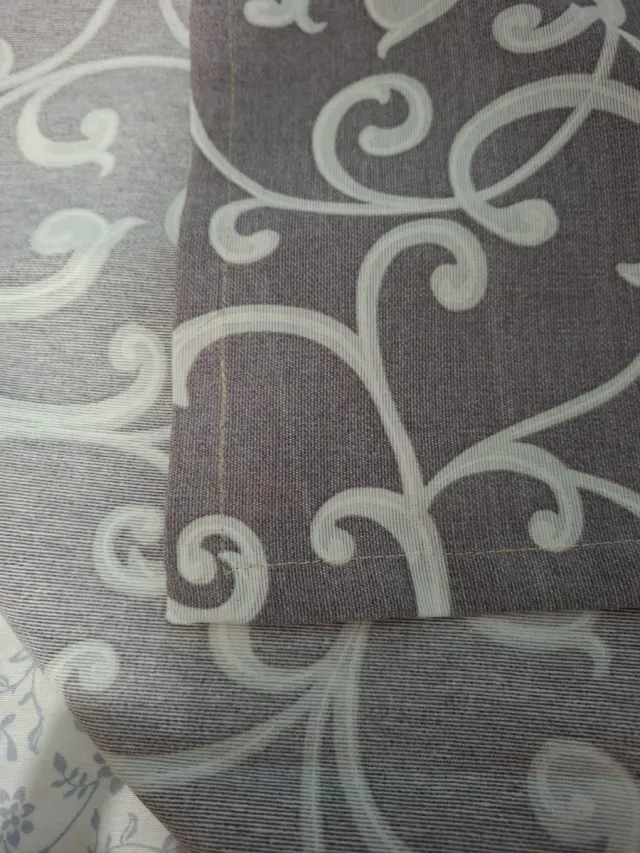 Paño de mesa gris con diseño floral blanco