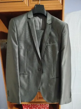 Traje gris plata hombre