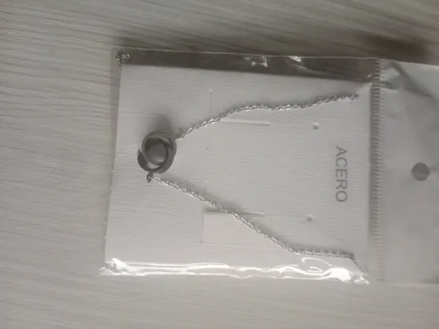 Colgante de acero con diseño entrelazado