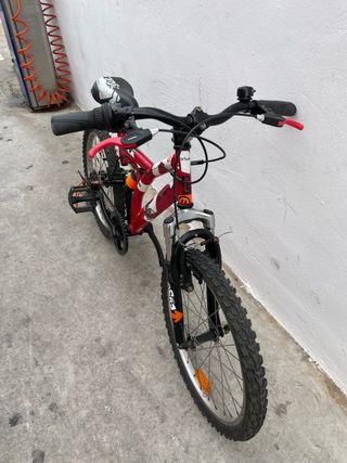Bicicleta infantil B-twin 20 roja