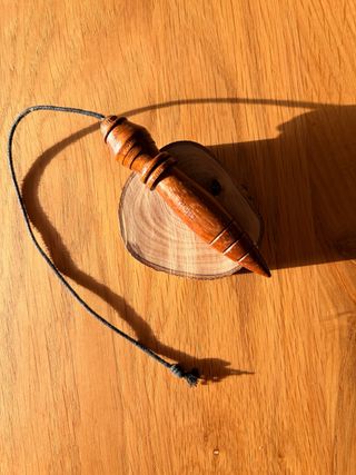 Péndulo de madera hecho a mano