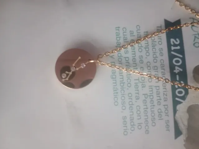 Colgante de acero con diseño zodiacal