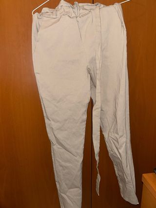 Pantalón beige con cinturón
