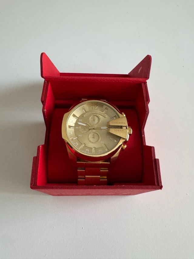 Reloj Diesel Dorado 10 Bar