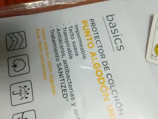 Protector de colchón blanco a estrenar