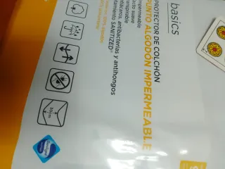 Protector de colchón blanco a estrenar