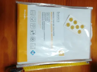 Protector de colchón blanco a estrenar