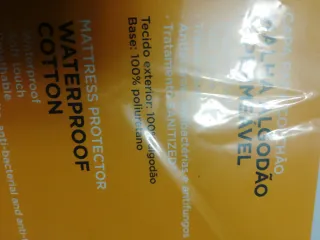 Protector de colchón blanco a estrenar