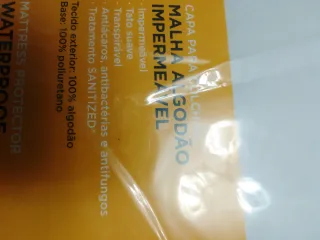 Protector de colchón blanco a estrenar