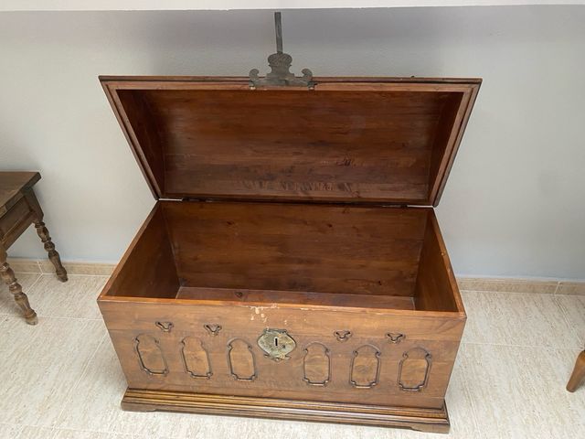 Baúl arcón antiguo madera y metal