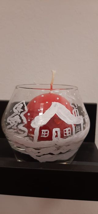Portacandele natalizio con candela rossa