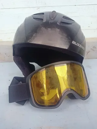 Casco y gafas de esquí