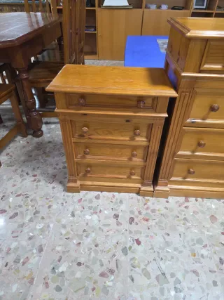 Cómoda y 2 mesitas de noche de madera