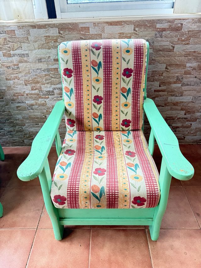 Sillones de madera con cojines florales