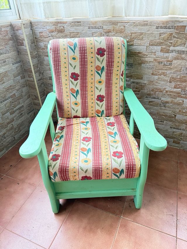 Sillones de madera con cojines florales