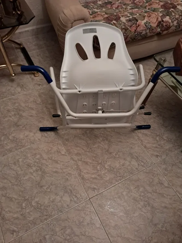 Silla giratoria para bañera, nueva no se ha usado.