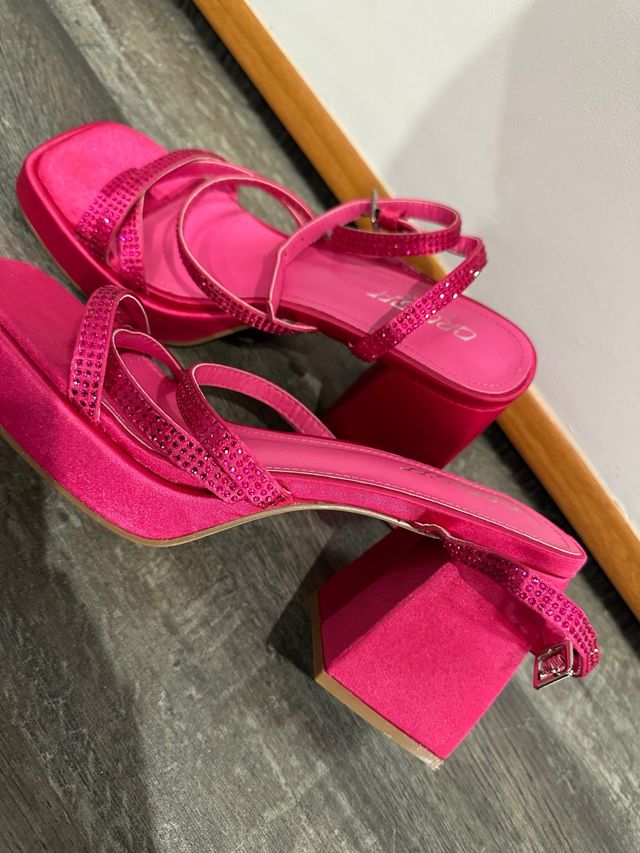 Sandalias de tacón rosa con pedrería