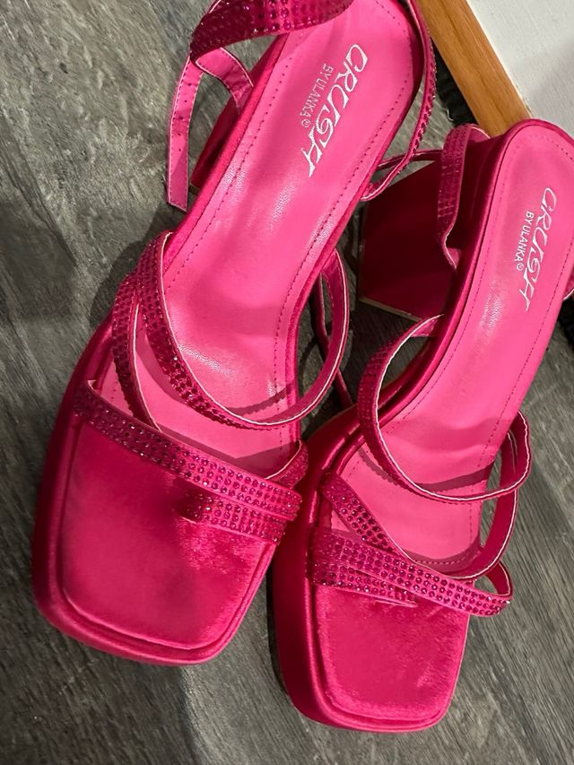 Sandalias de tacón rosa con pedrería