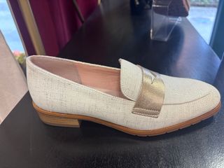 Mocasines de piel hielo y detalles metalizados